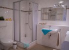 Badezimmer mit Dusche, WC, Waschmaschine und Trockner in der Ferienwohnung