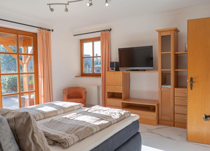 Doppelbett im Schlafzimmer vom Ferienhaus für 6 bis 8 Personen in Burg auf Fehmarn