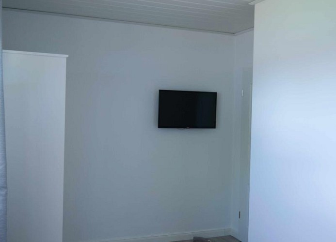 Stauraum und TV im zweiten Schlafzimmer der Ferienwohnung auf Fehmarn