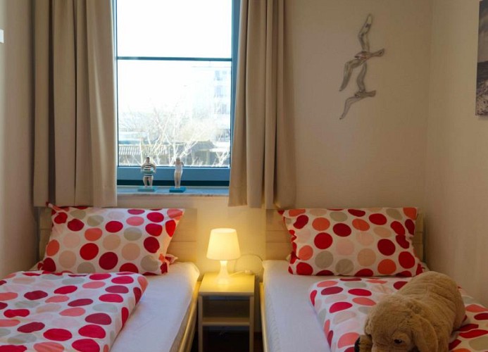 2. Schlafzimmer mit Einzelbetten in der Fewo auf der Insel Fehmarn