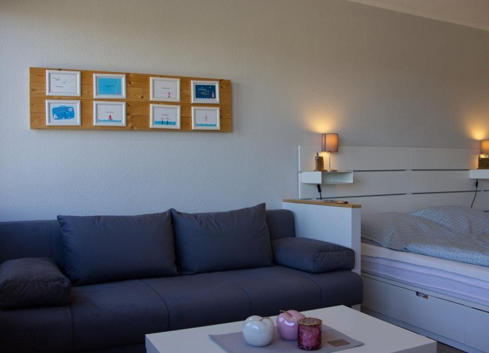 Wohn- Schlafzimmer in der Ferienwohnung für 3 Personen am Südstrand von Fehmarn