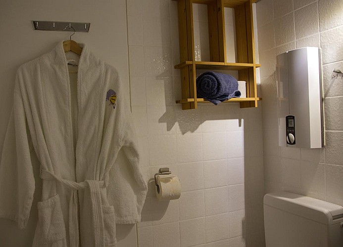 Bademantel an der Eingangstür zum Badezimmer der Inselblume 79