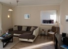 Anderer Blick auf die Couch und das Wohnzimmer der Fewo auf Fehmarn