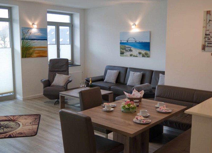Wohnzimmer mit Essecke in der Fewo auf Fehmarn in Burg
