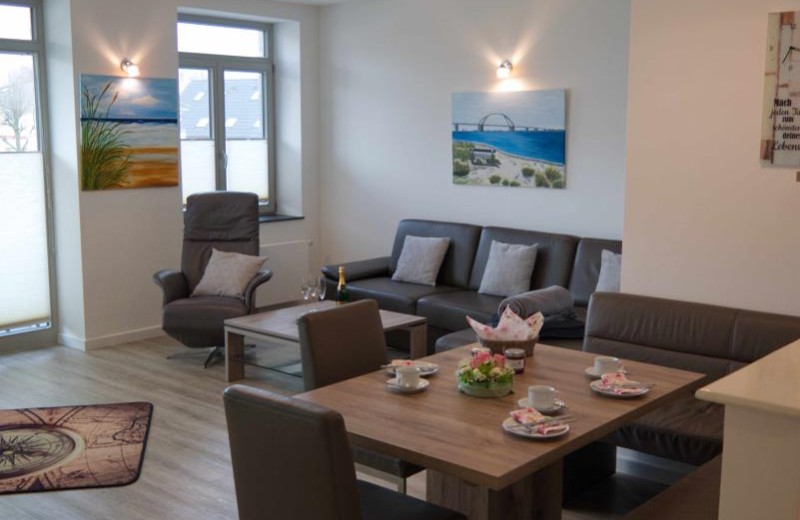 Wohnzimmer mit Essecke in der Fewo auf Fehmarn in Burg