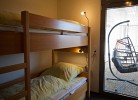 Schlafzimmer mit Etagenbett und Durchgang auf die Terrasse in der Inselblume 82
