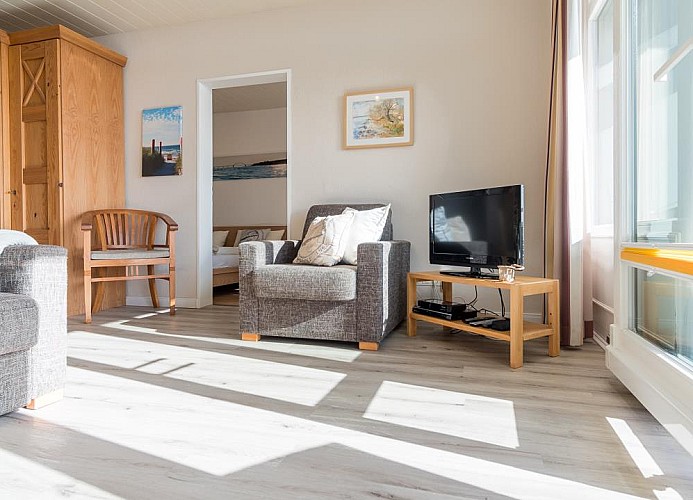 Sessel neben dem TV im Wohnzimmer der Fewo am Südstrand