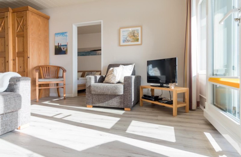 Sessel neben dem TV im Wohnzimmer der Fewo am Südstrand