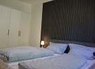 Doppelbett im Schlafzimmer der Ferienwohnung mit Hund für 4 Personen