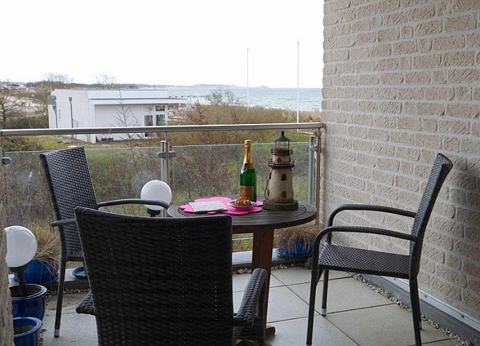 Balkonmöbel auf dem Balkon der Ferienwohnung mit Meerblick für 4 Personen auf Fehmarn