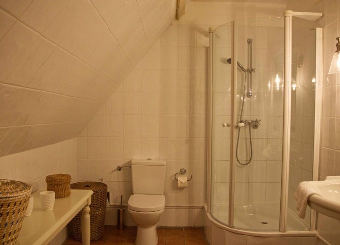 Ein weiteres Badezimmer mit Dusche in der Inselblume 84