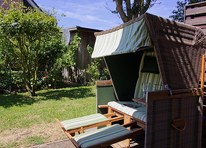 Blick ins Grüne von der Terrasse der Ferienwohnung Inselblume 15 auf Fehmarn