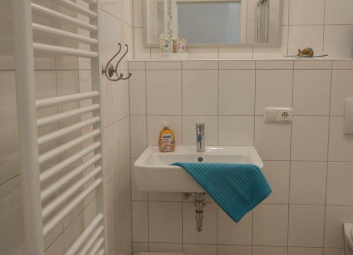 Badezimmer mit Handtuchheizung in Ferienwohnung auf Fehmarn