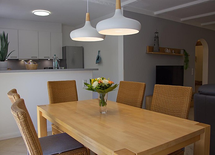 Esstisch mit Blick auf die Küche  in der Ferienwohnung mit Hund in Burgstaaken auf Fehmarn