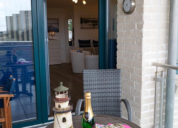 Blick vom Balkon Richtung Wohnzimmer der Ferienwohnung direkt am Südstrand von Fehmarn