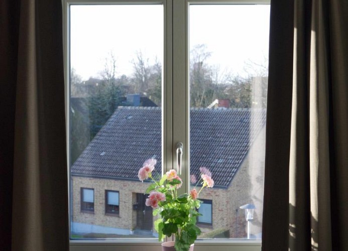 Blumen Deko im Schlafzimmer der Ferienwohnung auf Fehmarn