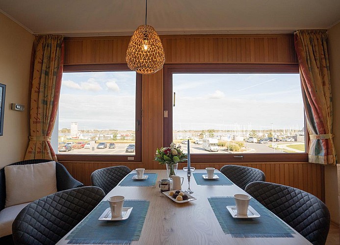 Blick auf den Yachthafen vom Esstisch der Ferienwohnung Inselblume 11 aus