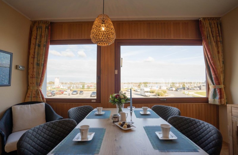 Blick auf den Yachthafen vom Esstisch der Ferienwohnung Inselblume 11 aus