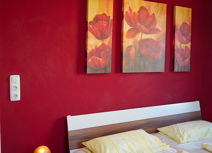 1. Schlafzimmer mit Doppelbett für 2 Personen in dem Ferienhaus mit Hund