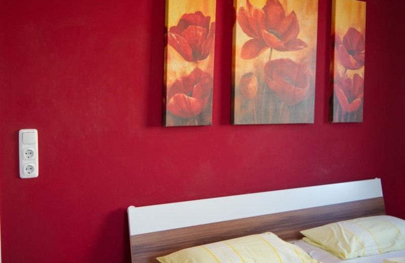 1. Schlafzimmer mit Doppelbett für 2 Personen in dem Ferienhaus mit Hund