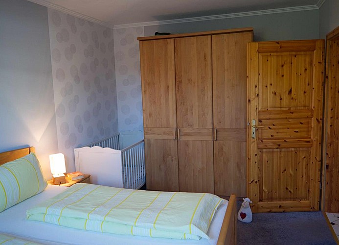 Kinderbett und Schrank in der Fewo Inselblume 15 zwischen Burgtiefe, Burg und Burgstaaken auf Fehmarn