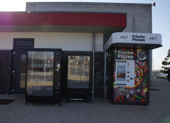 Pizza Automat am Yachthafen in der Nähe der Inselblume 73