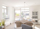 Esstisch mit Ausblick auf die Dachterrasse der Ferienwohnung in Burg auf Fehmarn