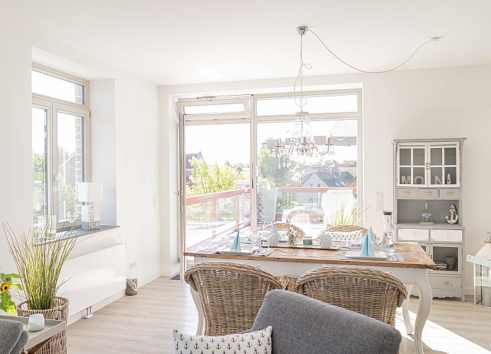 Esstisch mit Ausblick auf die Dachterrasse der Ferienwohnung in Burg auf Fehmarn