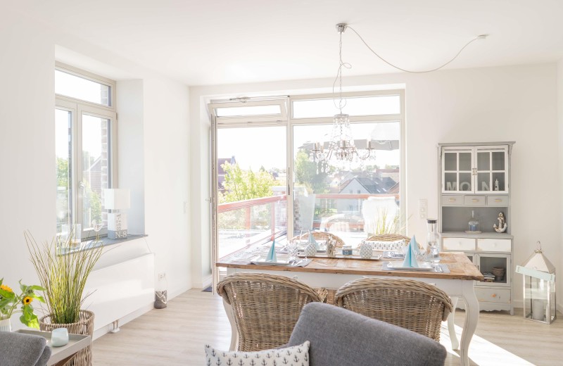 Esstisch mit Ausblick auf die Dachterrasse der Ferienwohnung in Burg auf Fehmarn