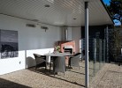 Die Terrasse mit Windschutz und Sitzgelegenheiten in der Inselblume 82