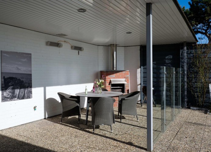 Die Terrasse mit Windschutz und Sitzgelegenheiten in der Inselblume 82