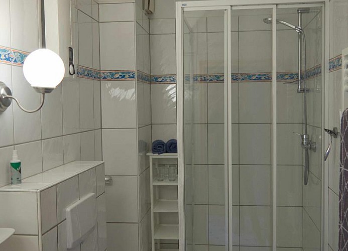 Badezimmer in der Ferienwohnung Inselblume 15 für 4 Personen zwischen Burg und dem Südstrand