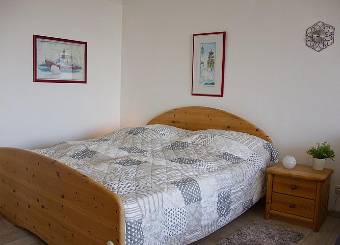 Doppelbett mit TV in der Ferienwohnung im Stranddistelweg 6