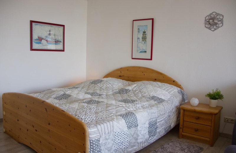 Doppelbett mit TV in der Ferienwohnung im Stranddistelweg 6