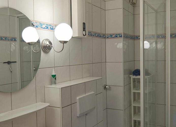 Bad mit Dusche in der Ferienwohnung Inselblume 15 in der Nähe von Burg auf Fehmarn