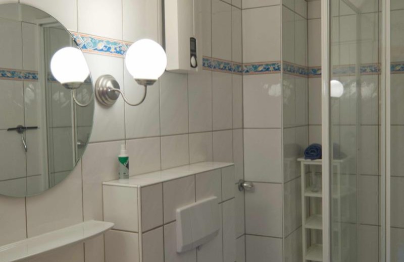 Bad mit Dusche in der Ferienwohnung Inselblume 15 in der Nähe von Burg auf Fehmarn