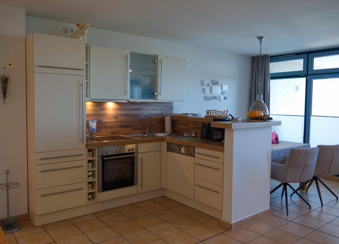 Küche und Essbereich in der Ferienwohnung in der Strandburg am Südstrand von Fehmarn