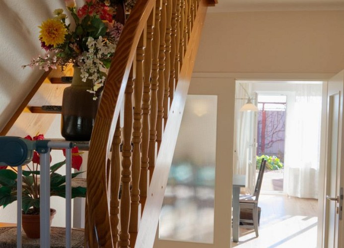 Treppe und Flur mit Blick Richtung Wohnzimmer in der Ferienwohnung auf Fehmarn