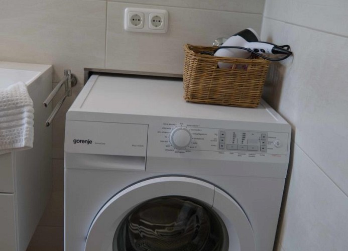 Waschmaschine im Bad der Fewo in Burgtiefe auf Fehmarn