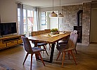 Esstisch mit TV und Zugang zu den Schlafzimmern in der Ferienwohnung für 7 Personen