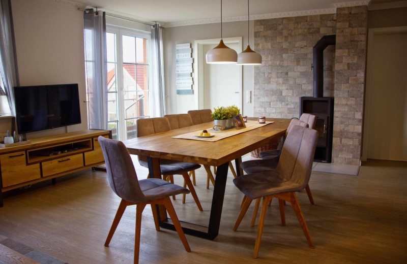 Esstisch mit TV und Zugang zu den Schlafzimmern in der Ferienwohnung für 7 Personen