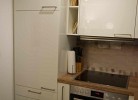 Schränke und Herd in der Küche der Ferienwohnung auf Fehmarn
