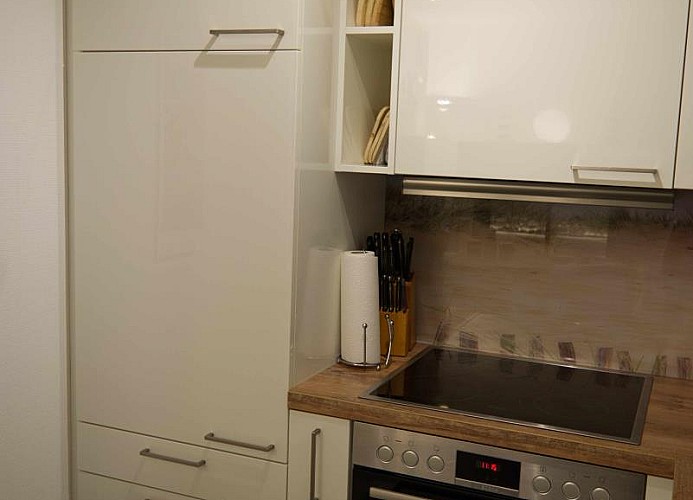 Schränke und Herd in der Küche der Ferienwohnung auf Fehmarn