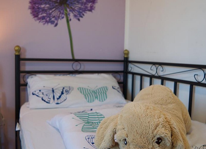 Nahaufnahme Einzelbett mit Kuscheltier in dem Ferienhaus auf Fehmarn