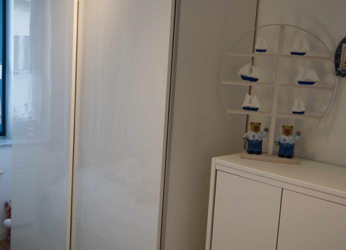 Schrank im Schlafzimmer der Ferienwohnung am Südstrand