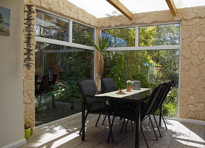 Wintergarten mit Sitzgelegenheiten in der Fewo in Burg auf Fehmarn für 4 Personen