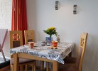 Esstisch mit Deko in der Ferienwohnung Inselblume 03 auf Fehmarn