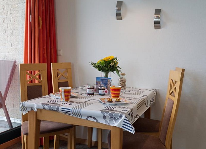 Esstisch mit Deko in der Ferienwohnung Inselblume 03 auf Fehmarn