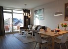 Wohnzimmer mit Esstisch in der Ferienwohnung in Burg auf Fehmarn