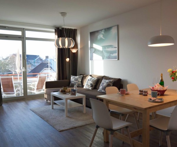 Wohnzimmer mit Esstisch in der Ferienwohnung in Burg auf Fehmarn